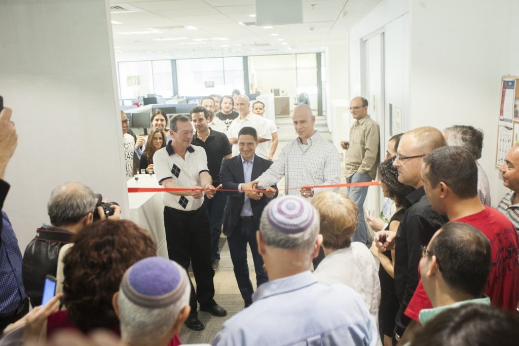 חונכים את מרכז רד החדש בנגב. דרור בין, מנכ"ל רד, רוביק דנילוביץ ויהודה זיסאפל